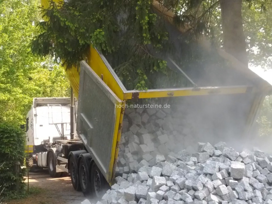 Anlieferung von 25 Tonnen Granitpflaster mit LKW lose, Ammersbek bei Hamburg