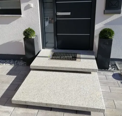 Granitpodeste Haus-Eingangstür